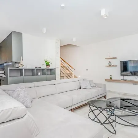 Sunny Lux - 4* ماكارسكا